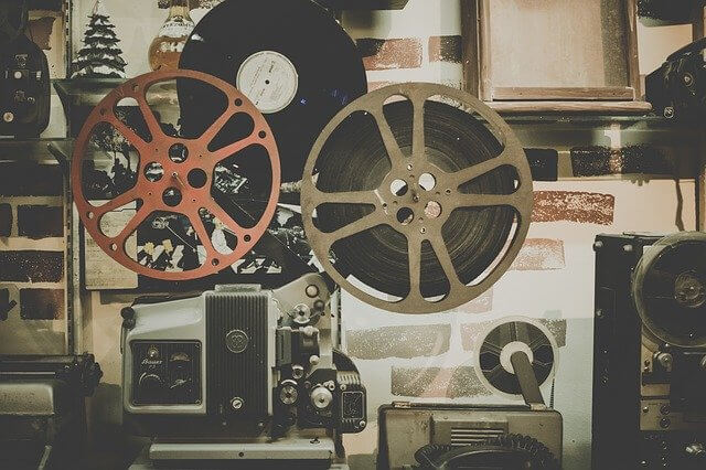 Imagen de un proyector de cine en un cine